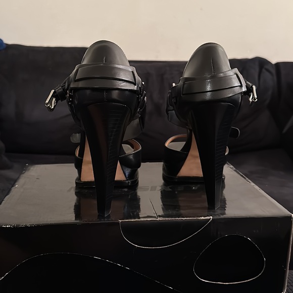 Micheal Kors black strap sandals - Picture 3 of 4